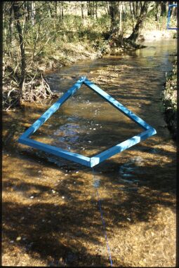 Bild: Kunstinstallation am ehemaligen Grenzbach Pabstleithen