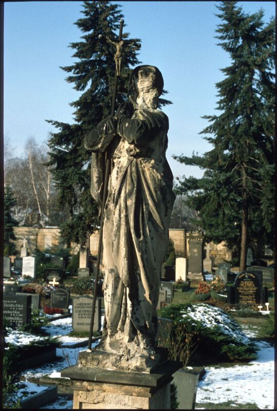 Heiligenstatue auf dem Alten Katholischen Friedhof