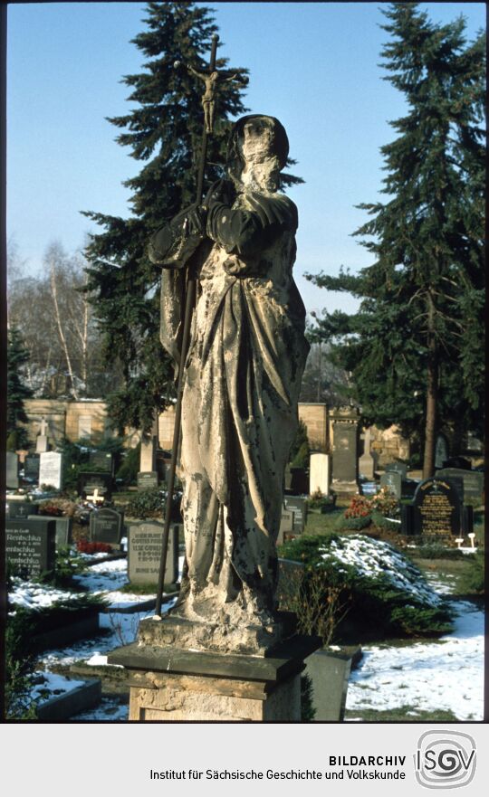 Heiligenstatue auf dem Alten Katholischen Friedhof