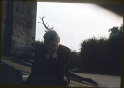 Bild: Frau vor dem Fasanenschlösschen in Moritzburg im Herbst 1956