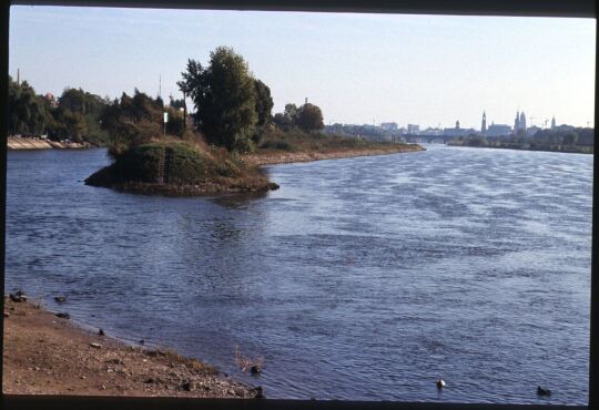 Pieschner Hafen vor der Silhouette der Dresdner Altstadt