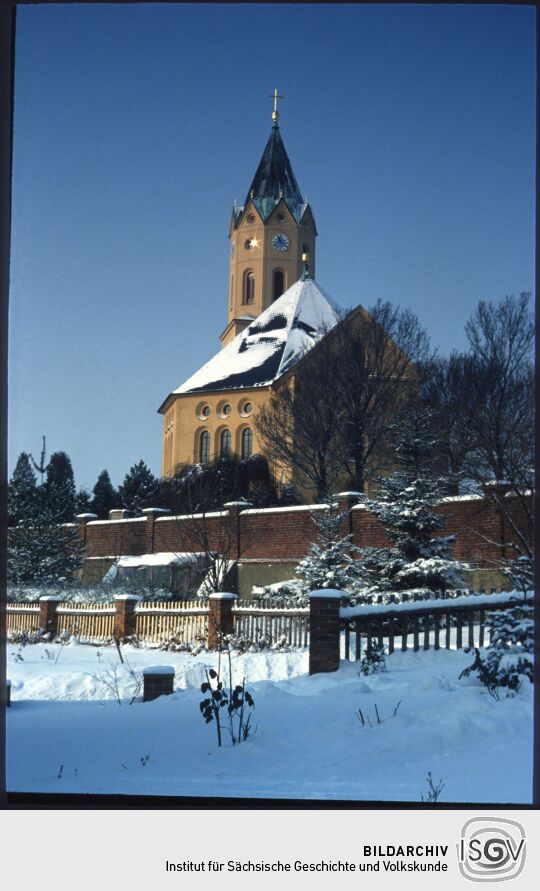 Blick auf die verschneite Kirche in Lichtenberg