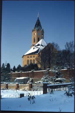 Bild: Blick auf die verschneite Kirche in Lichtenberg