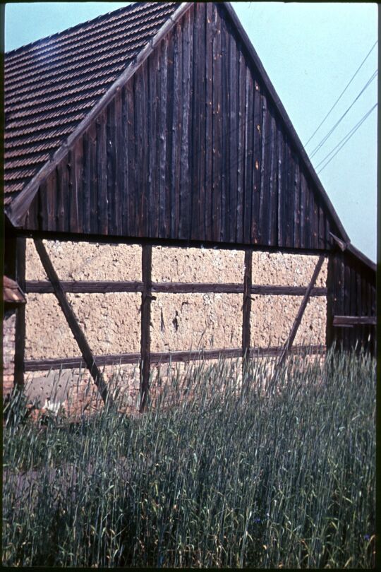 Fachwerkgebäude mit verbrettertem Giebel in Nieder-Neundorf