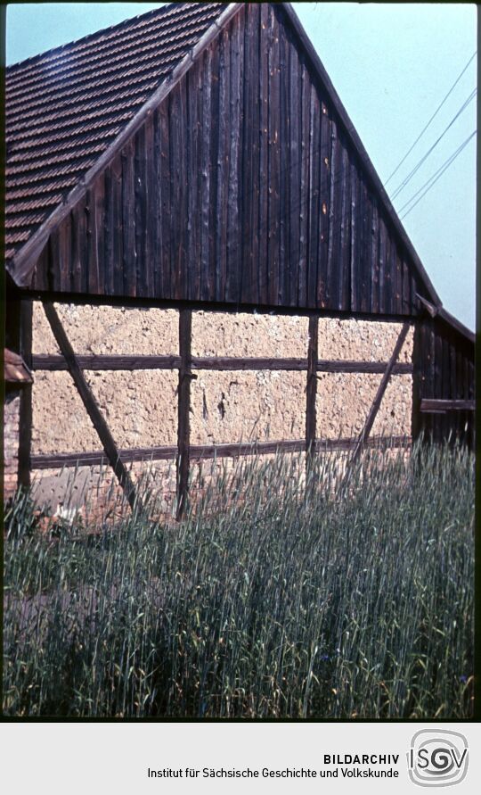 Fachwerkgebäude mit verbrettertem Giebel in Nieder-Neundorf