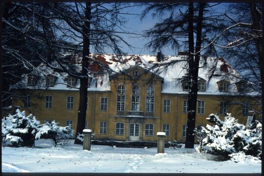 Südfassade des verschneiten Schlosses Oberlichtenau