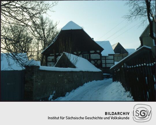 Blick zu Fachwerkgebäuden in Schweinerden