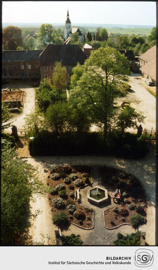 Blick vom Schloss auf Wirtschaftsgebäude und die Kirche Seifersdorf