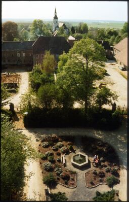 Bild: Blick vom Schloss auf Wirtschaftsgebäude und die Kirche Seifersdorf