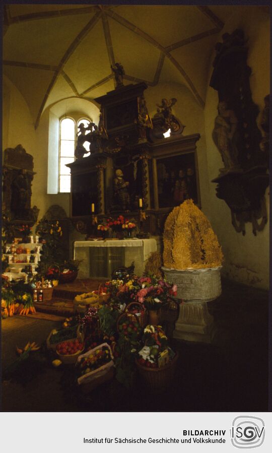 Chor und Altar der Kirche Seifersdorf mit Schmuck zu Erntedank