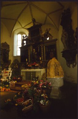 Bild: Chor und Altar der Kirche Seifersdorf mit Schmuck zu Erntedank