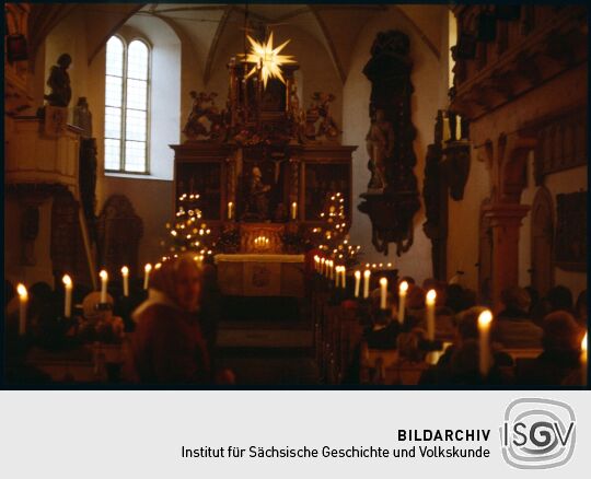 Altar der weihnachtlich geschmückten Kirche Seifersdorf