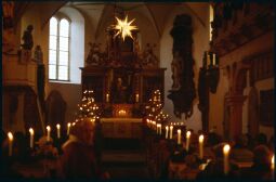 Bild: Altar der weihnachtlich geschmückten Kirche Seifersdorf