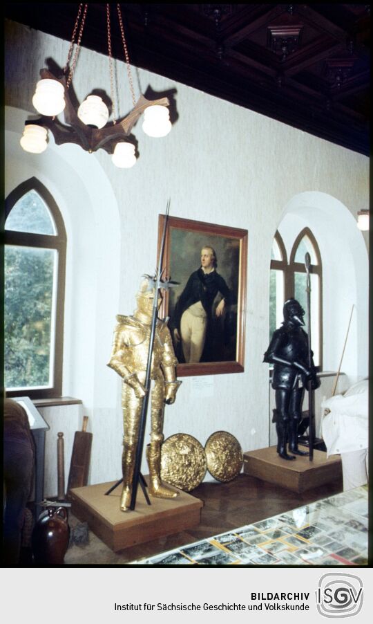 Innenraum von Schloss Seifersdorf mit Ritterrüstungen 1983