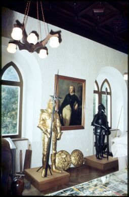 Bild: Innenraum von Schloss Seifersdorf mit Ritterrüstungen 1983