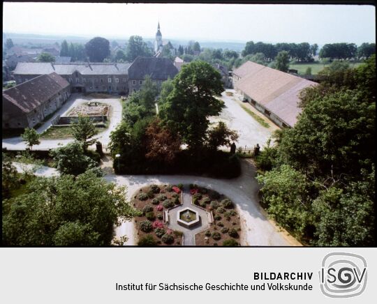 Blick vom Schloss auf die Wirtschaftsgebäude und Kirche Seifersdorf