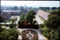 Bild: Blick vom Schloss auf die Wirtschaftsgebäude und Kirche Seifersdorf
