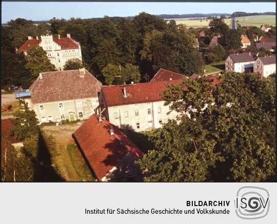 Blick von der Kirche über das Rittergut zum Schloss Seifersdorf