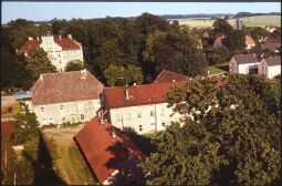 Bild: Blick von der Kirche über das Rittergut zum Schloss Seifersdorf