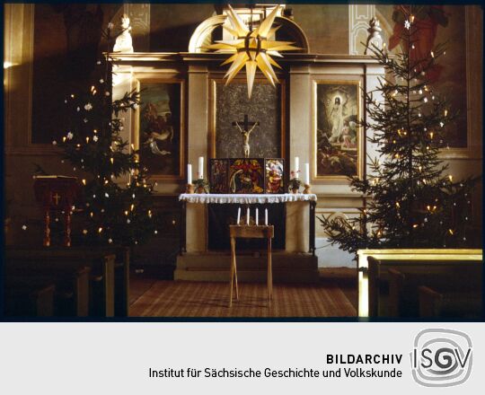 Weihnachtlich geschmückter Altar der Kirche Wachau