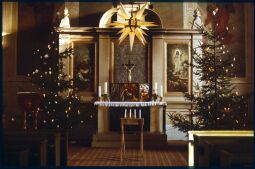 Bild: Weihnachtlich geschmückter Altar der Kirche Wachau