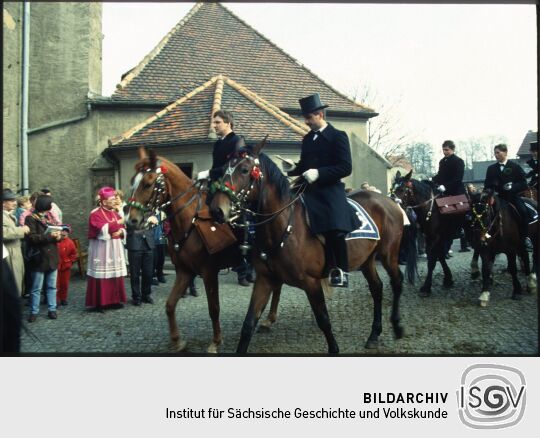 Osterreiter und Bischof vor der Kirche in Wittichenau