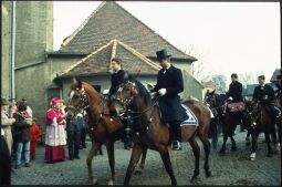 Bild: Osterreiter und Bischof vor der Kirche in Wittichenau