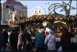 Bild: Verkaufsstand des Striezelmarktes