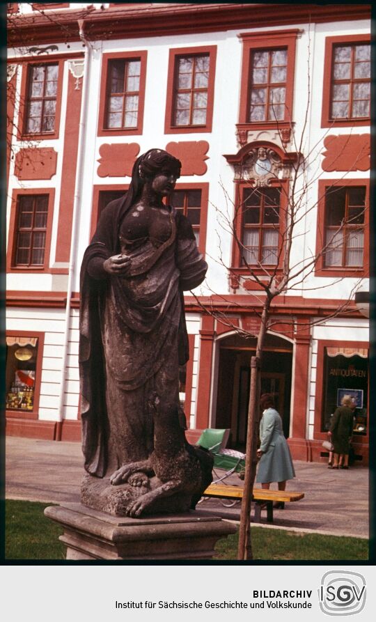Sandsteinskulptur an der Straße der Befreiung