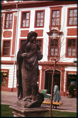 Bild: Sandsteinskulptur an der Straße der Befreiung