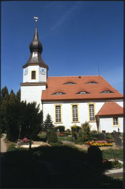 Bild: Kirche Klingenberg mit Friedhof