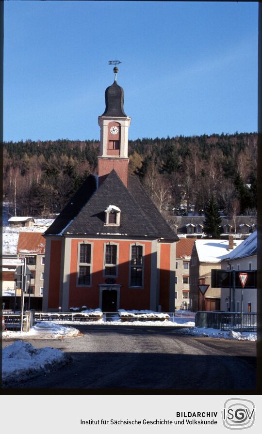 Blick zur Kirche in Schmiedeberg im Winter