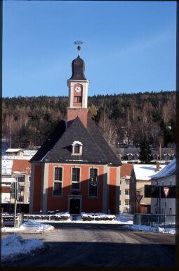 Blick zur Kirche in Schmiedeberg im Winter