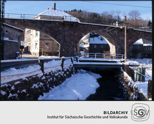 Blick über den Pöbelbach zum Eisenbahnviadukt in Schmiedeberg