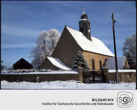 Blick auf die verschneite Kirche in Kleinröhrsdorf