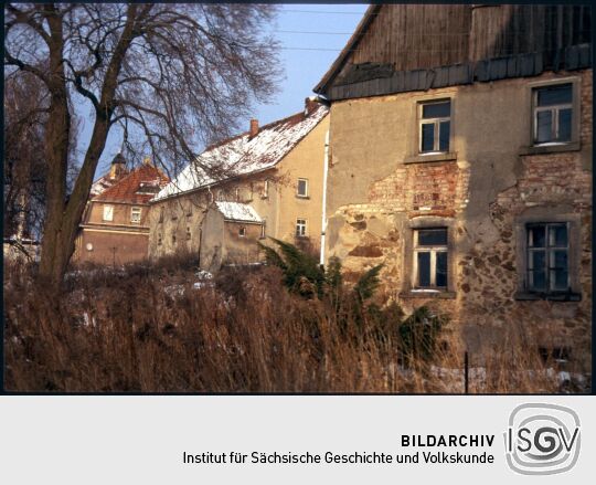 Gebäude im verschneiten Kleinröhrsdorf