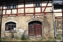 Bild: Ehemalige Schmiede in Klingenberg, über der Tür ein Hufeisen