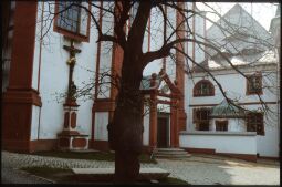 Bild: Eingang der Kirche des Klosters St. Marienstern