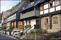 Bild: Umgebindehäuser am Elbufer in Postelwitz