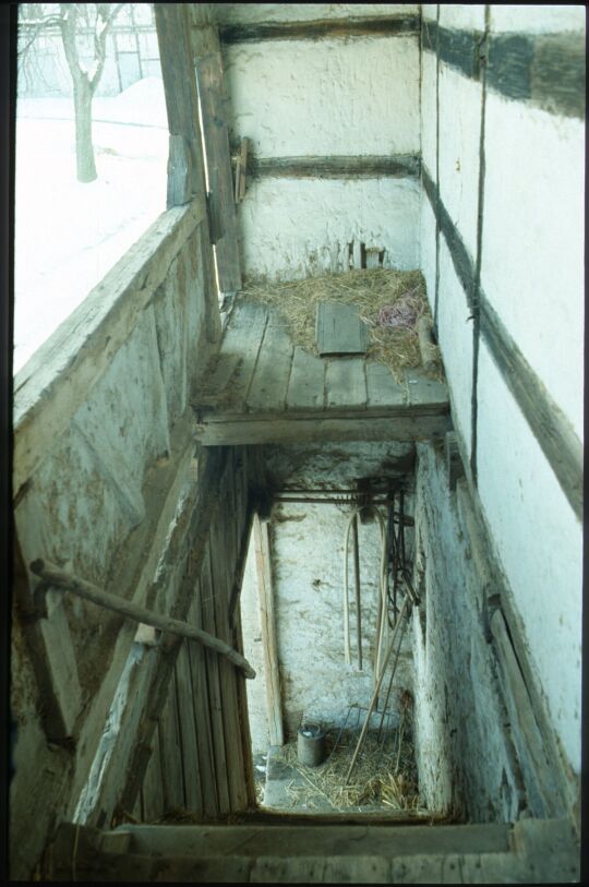 Treppenabgang von einem offenen Laubengang in Schweinerden