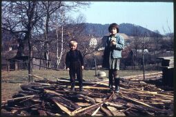 Bild: Zwei Kinder auf einem Holzstapel