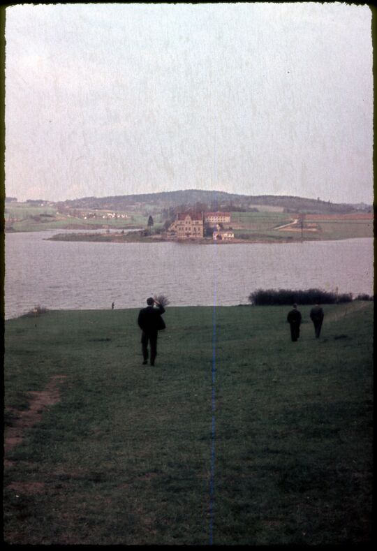 Talsperre Pöhl mit Schloss Pöhl vor Ende der Bauarbeiten