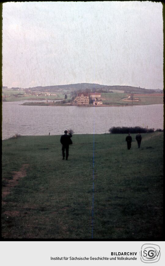 Talsperre Pöhl mit Schloss Pöhl vor Ende der Bauarbeiten