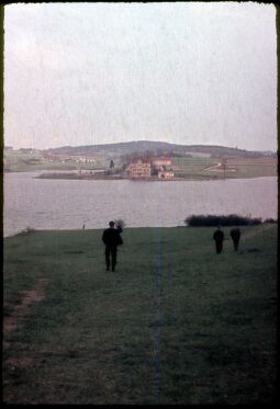 Bild: Talsperre Pöhl mit Schloss Pöhl vor Ende der Bauarbeiten