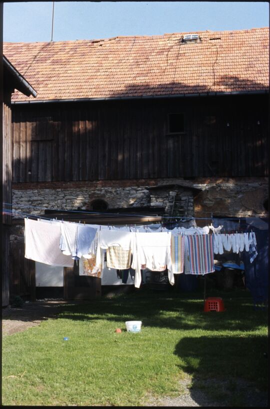 Wäscheleinen in einem Hof in Sachsgrün