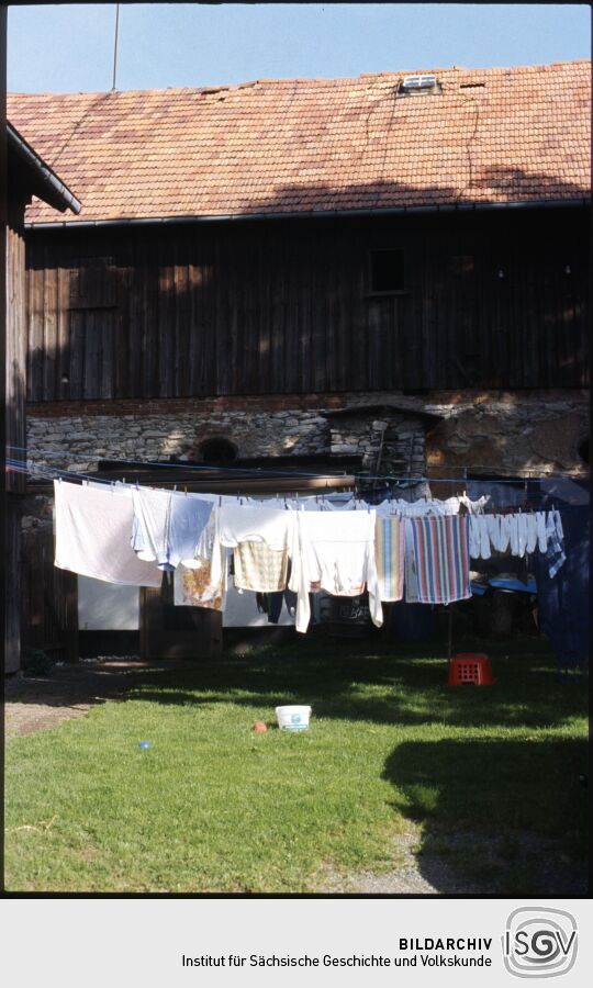 Wäscheleinen in einem Hof in Sachsgrün