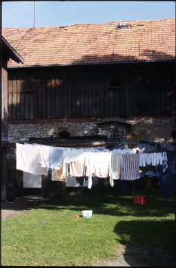 Bild: Wäscheleinen in einem Hof in Sachsgrün