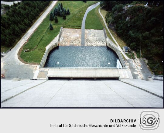 Blick von der Rauschenbach-Talsperre auf das Tosbecken der Flöha