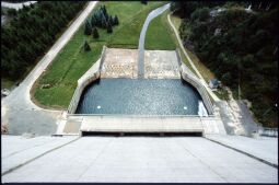 Bild: Blick von der Rauschenbach-Talsperre auf das Tosbecken der Flöha