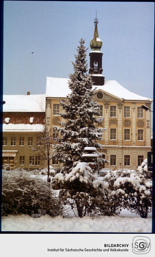 Ansicht des winterlichen Marktplatzes in Radeberg